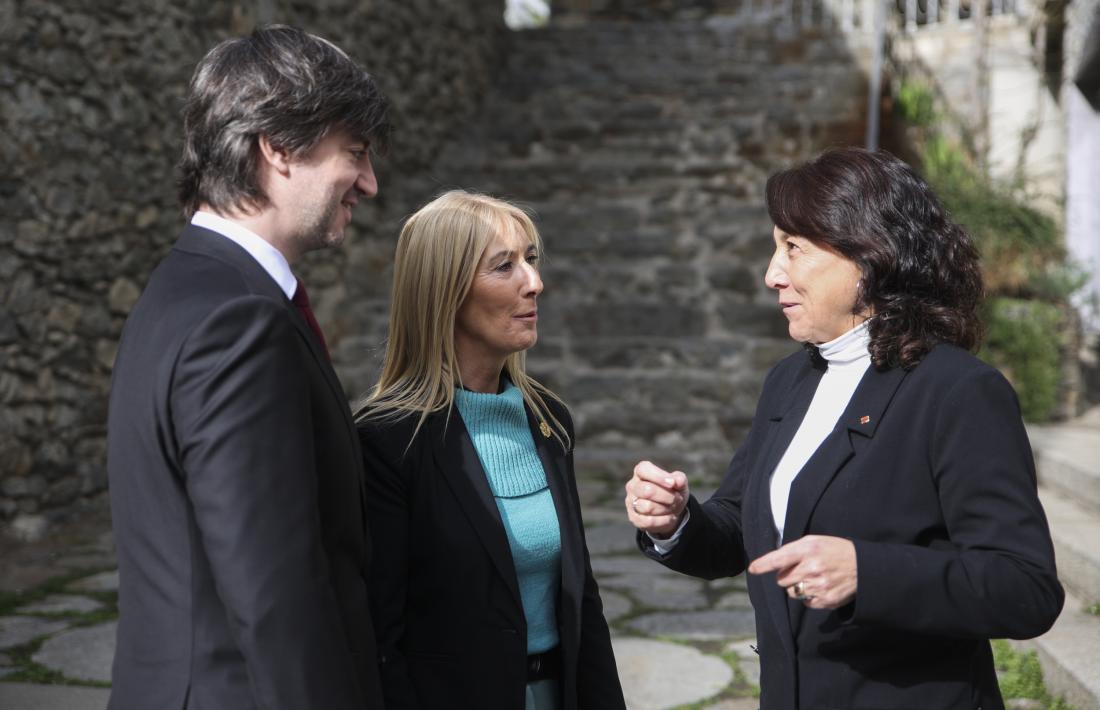 Els síndics Ensenyat i Codina rebent l’aleshores presidenta del parlament català, Anna Erra.