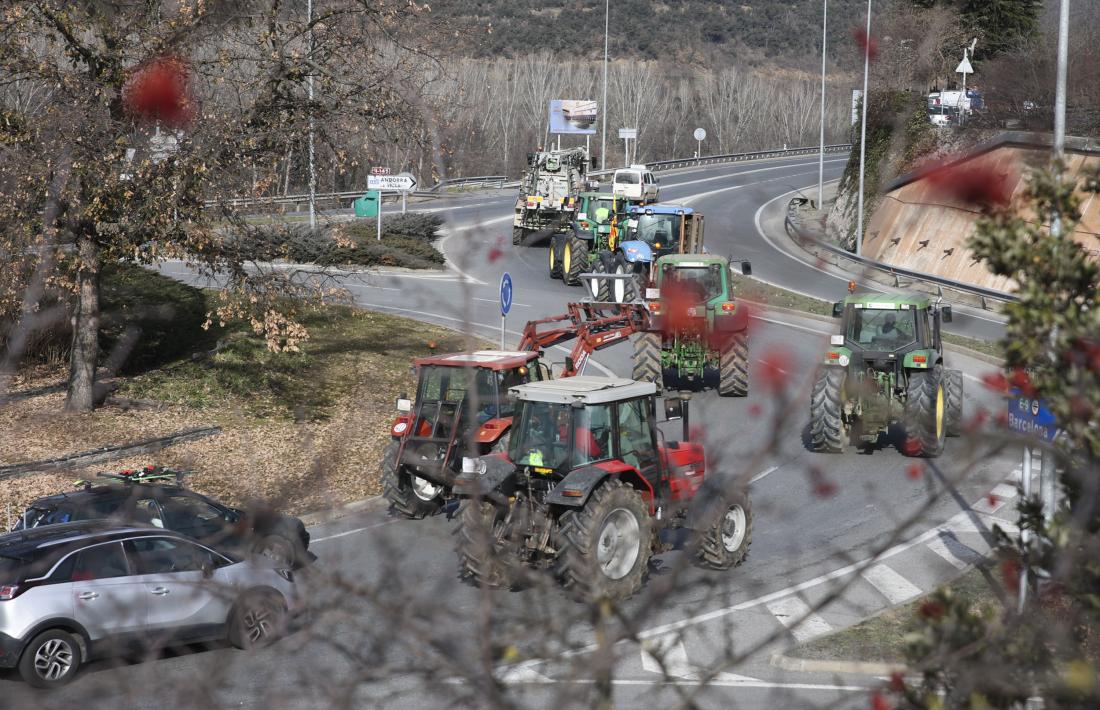 Caravana de tractors a la rotonda de la Seu d’Urgell, en les mobilitzacions de l’any passat.