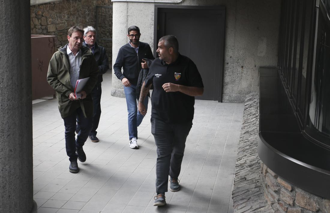 El VPC Andorra i la Federació Andorrana de Rugbi, sortint del Govern després d’una de les reunions.