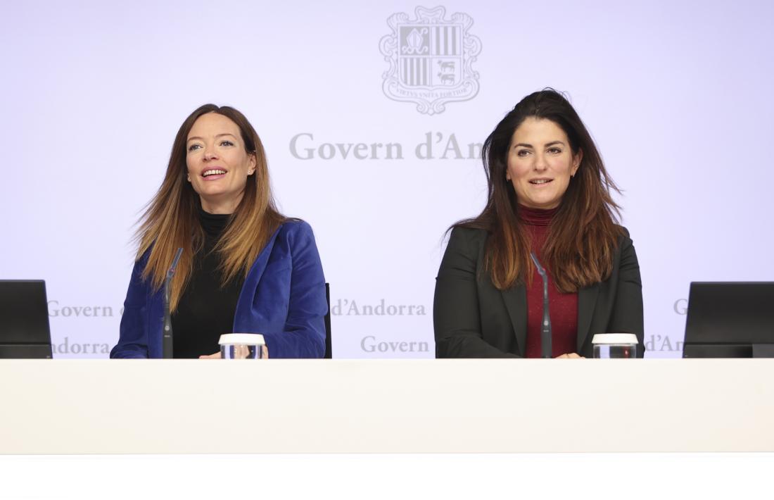 La ministra Helena Mas i Meritxell Cosan, a la sala de premsa de l’edifici administratiu del Govern.