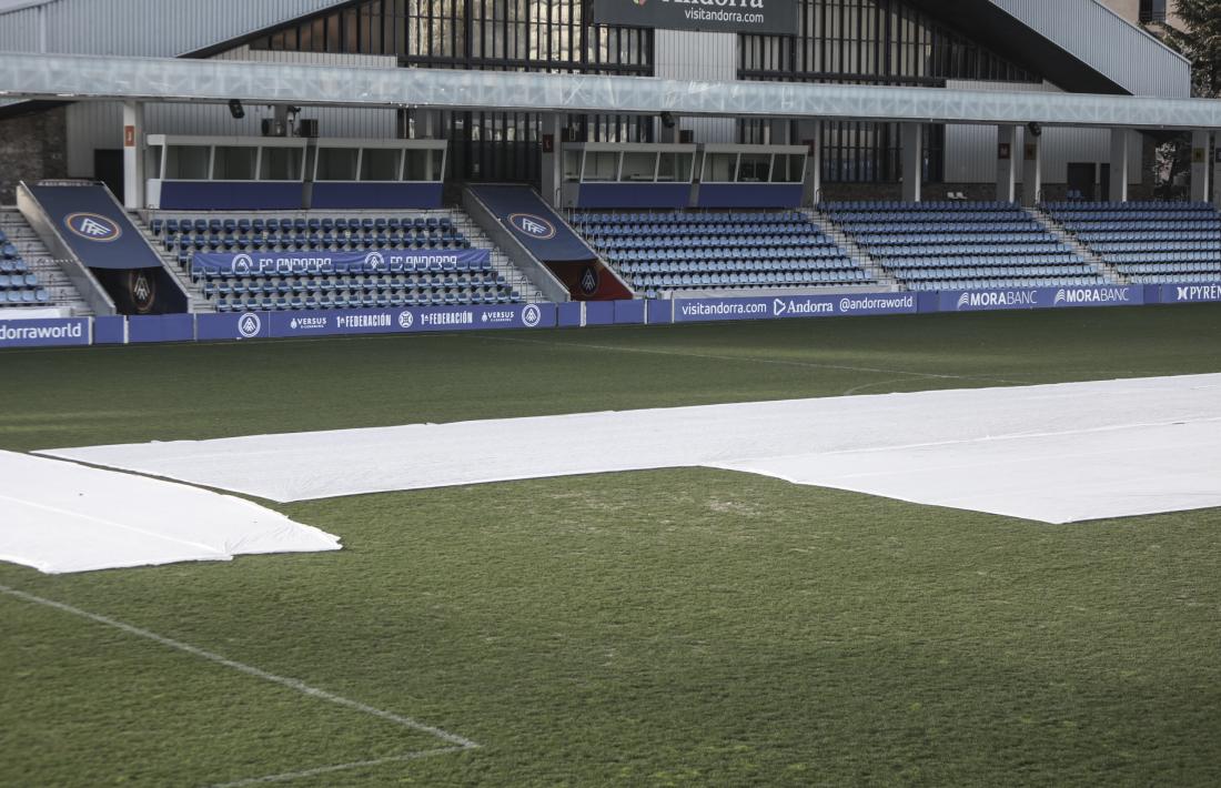 L’Estadi Nacional continua amb la gespa híbrida força malmesa i el Girona FC ho sap del cert i no vol jugar aquí dimecres.