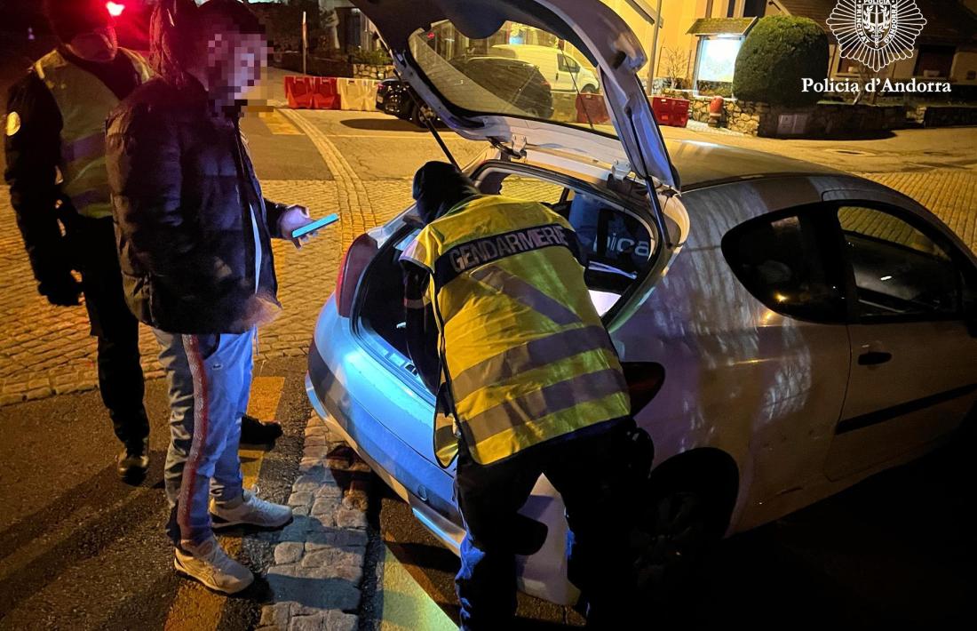 Un control mixt de la Policia amb la Gendarmeria.