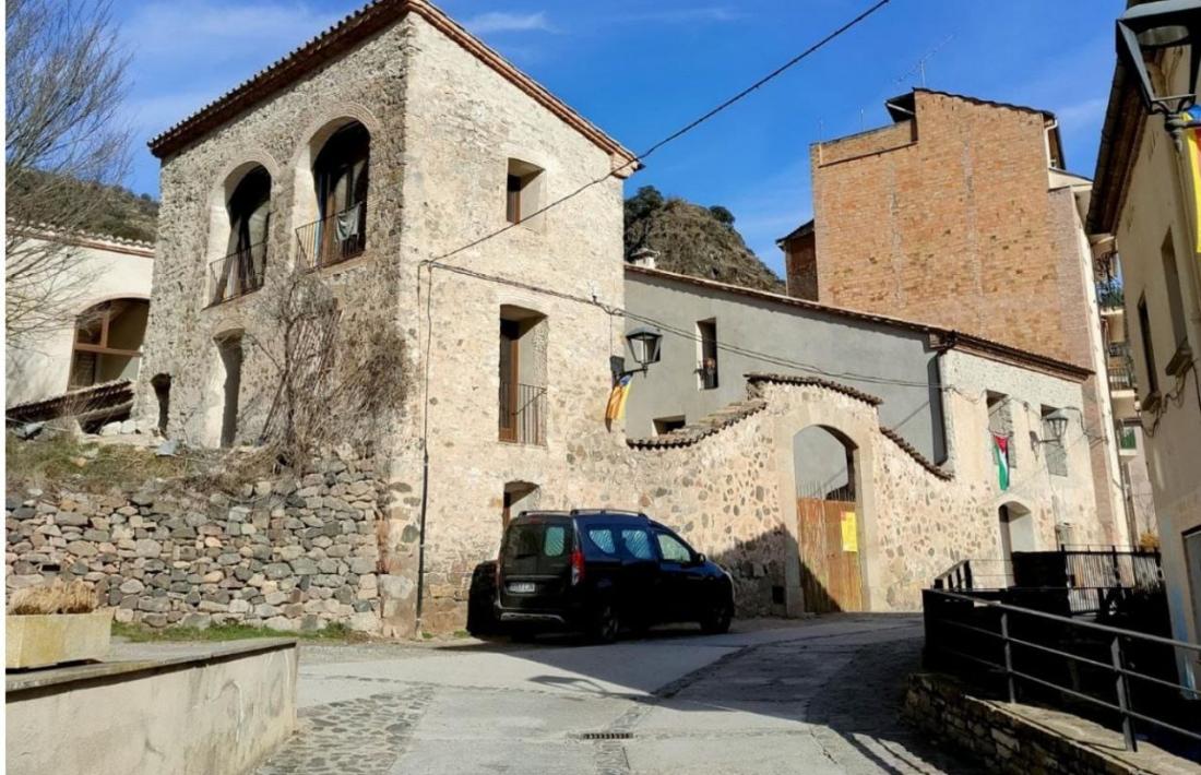     L’edifici de la cooperativa la Tremolina, on les famílies ja estan residint des de fa mesos. 