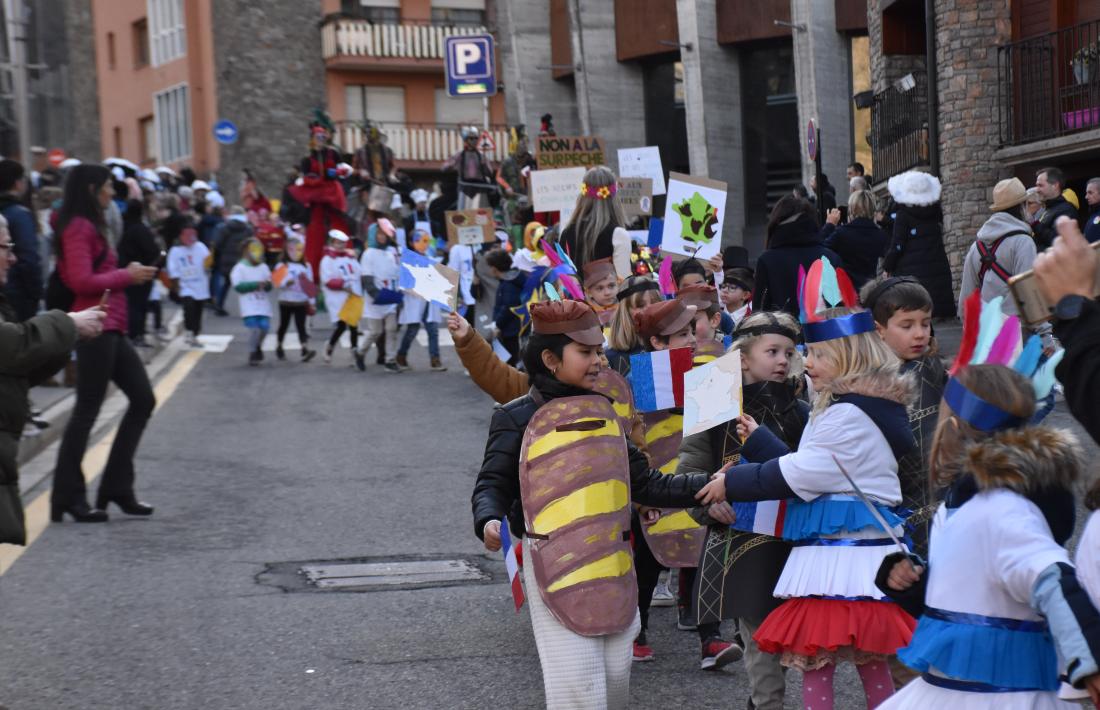 La rua de Carnaval d'escolars d'Ordino.