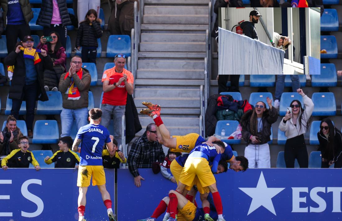 Els jugadors de l’FC Andorra van celebrar el 2 a 1 i també Gerard Piqué just al costat del marcador.