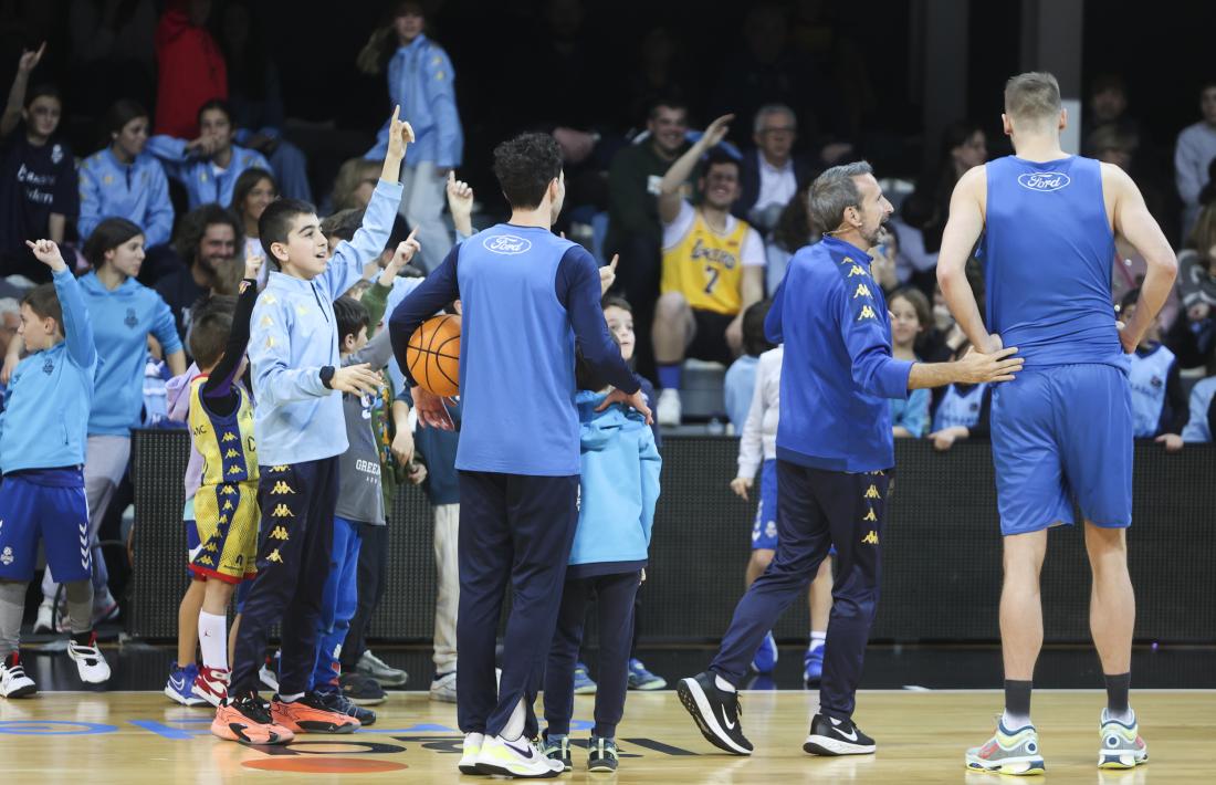 El públic, especialment els més menuts, van poder gaudir de prop dels seus ídols en l’entrenament de portes obertes del BCA.