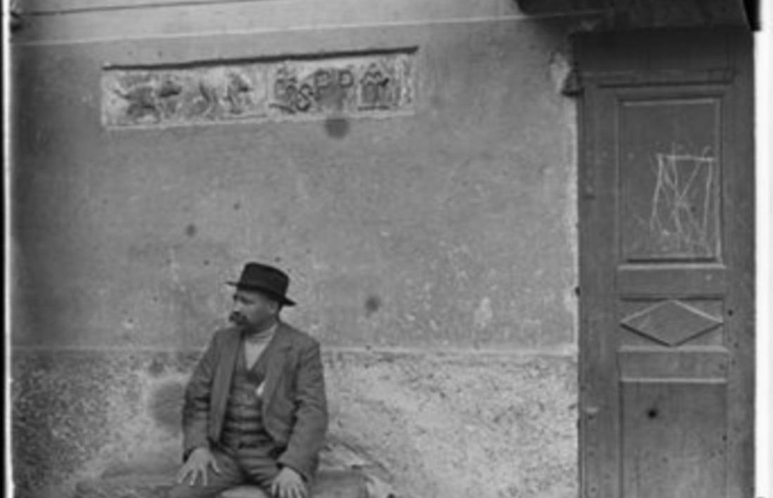 Retrat del senyor Vergés per Josep Salvany, el 1906 a la plaça Benlloch. El pedrís, la porta, l’arrebossat i el balcó no coincideixen amb cap altra fotografia.