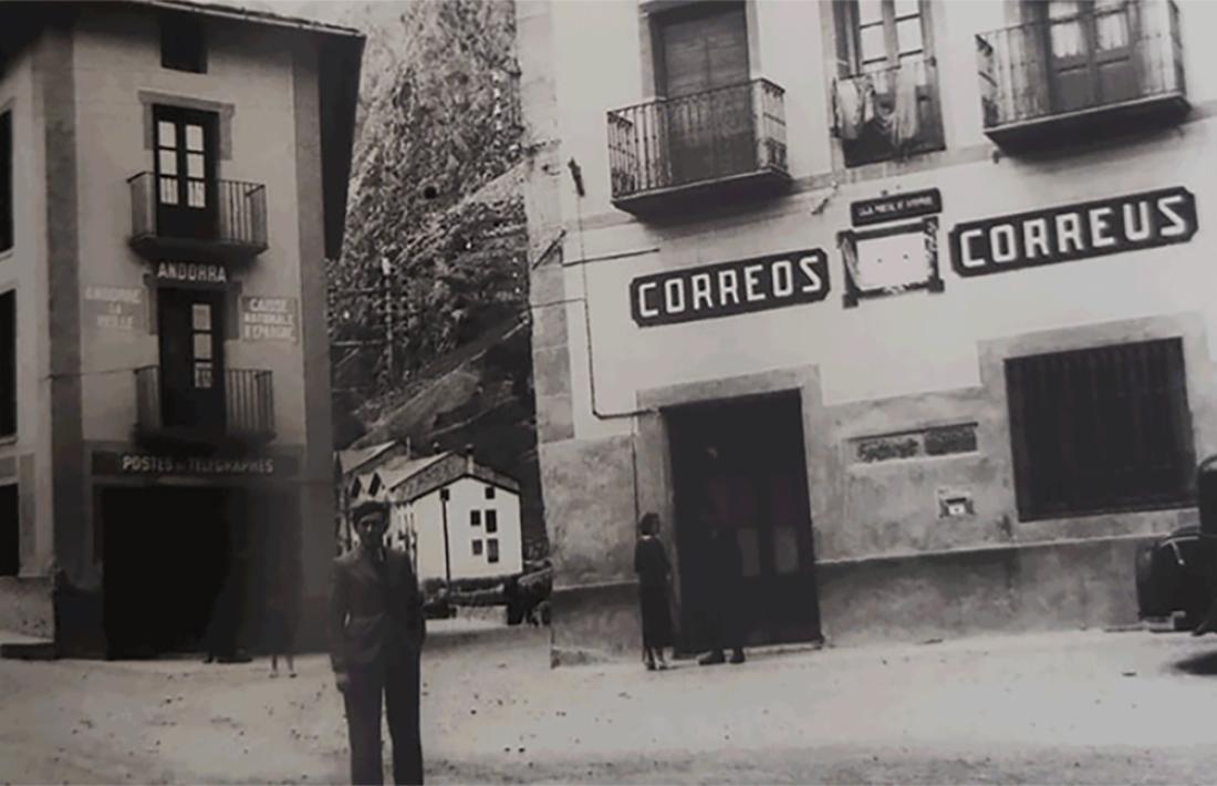 La plaça Benlloch el 1930, amb el fris al lloc 'habitual'.