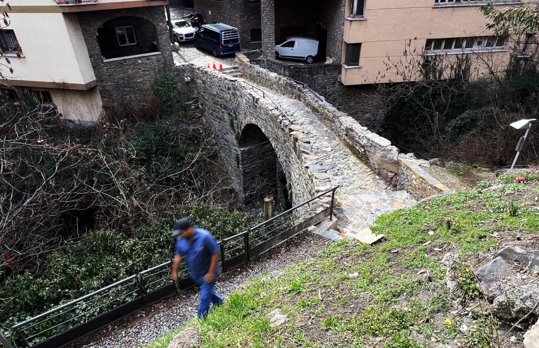 El pont dels Escalls, avui mateix: se n'ha retirat la barana metàl·lica i s'hi ha restituït tant l’esquena d’ase com el paviment original.