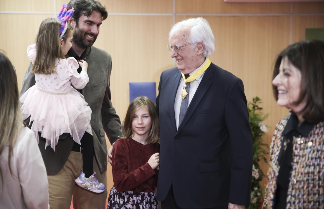 Marc Forné, envoltat de la família, avui a la sala d’actes de l’UdA.