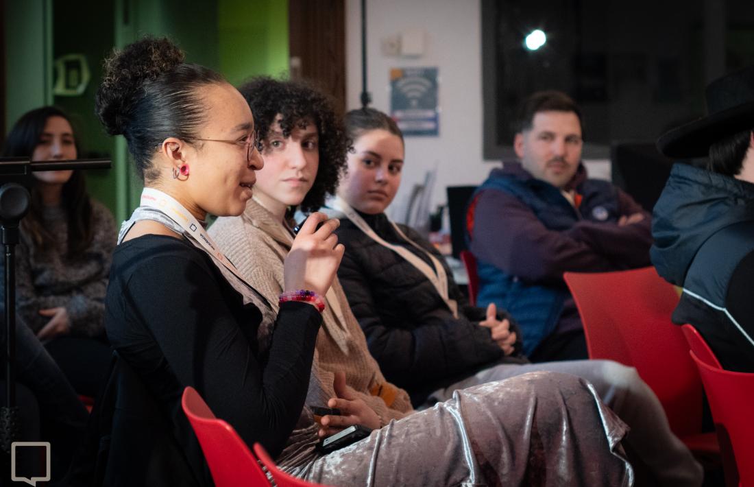 Uns joves participant en un debat.