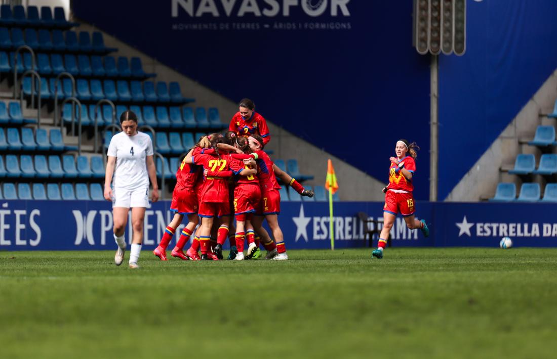 La sub-17 va celebrar el triomf contra Israel a la gespa del Nacional.