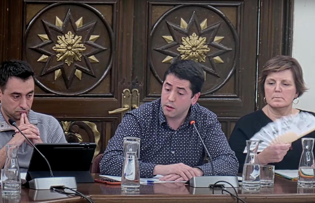       L’alcalde Barrera entre els regidors David Servat i Gemma Tó. Calia ventall en un ple que s’acalorava per moments. 