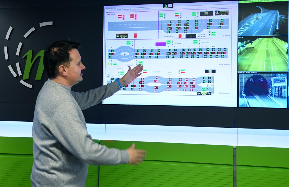 Boneta explica el dispositiu en un panell de control del carril reversible entre la Comella i la Margineda.