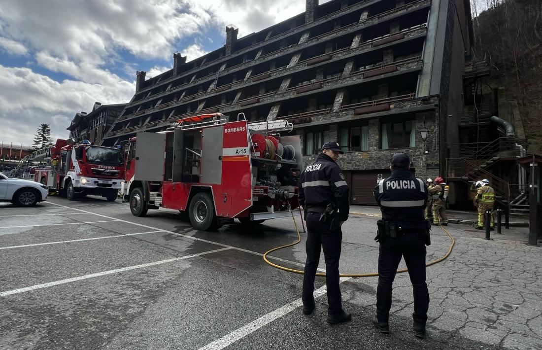 Bombers i Policia intervenen en l'incendi d'un hotel a Arinsal.