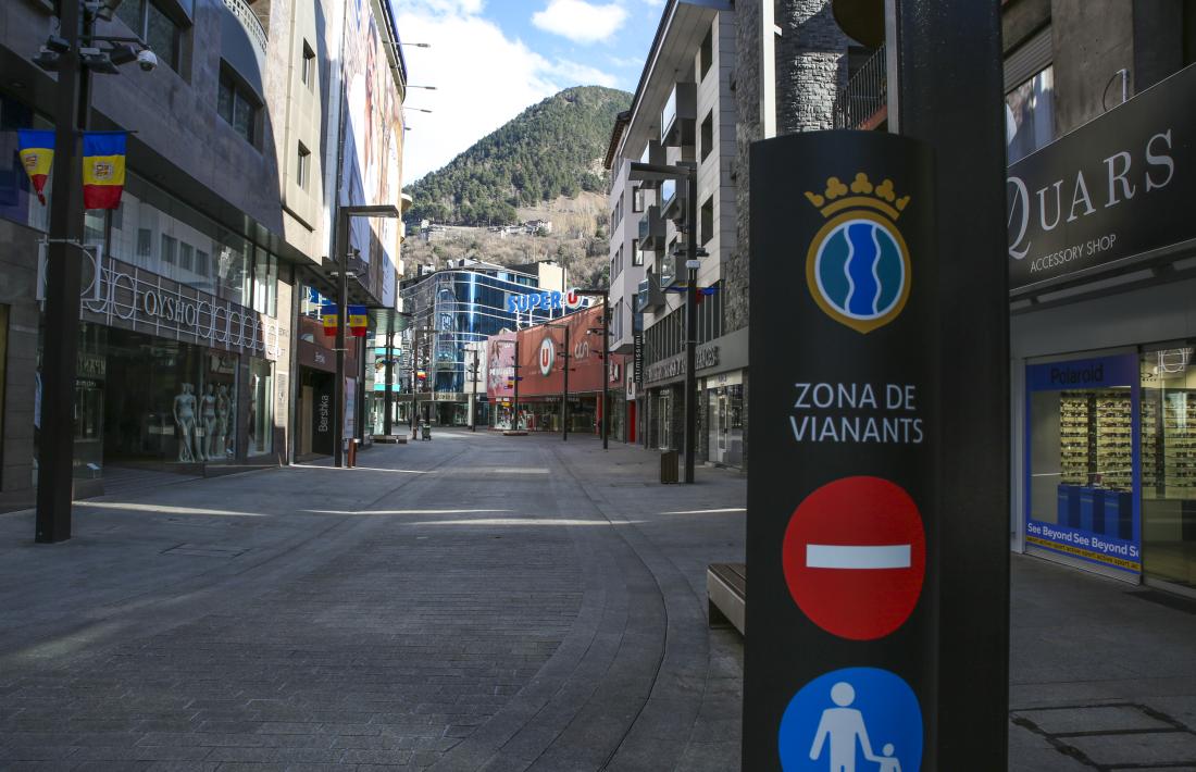 Els carrers buits van ser una constant durant els primers temps de la pandèmia tal com reflecteix aquesta desèrtica avinguda Meritxell.