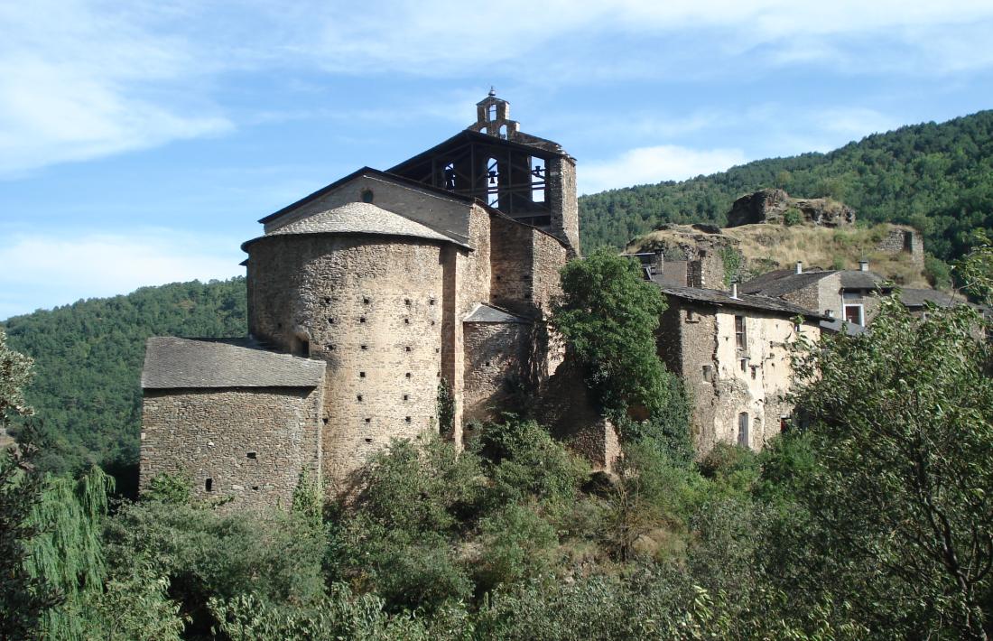  Col·legiata i restes del castell de Castellbò.