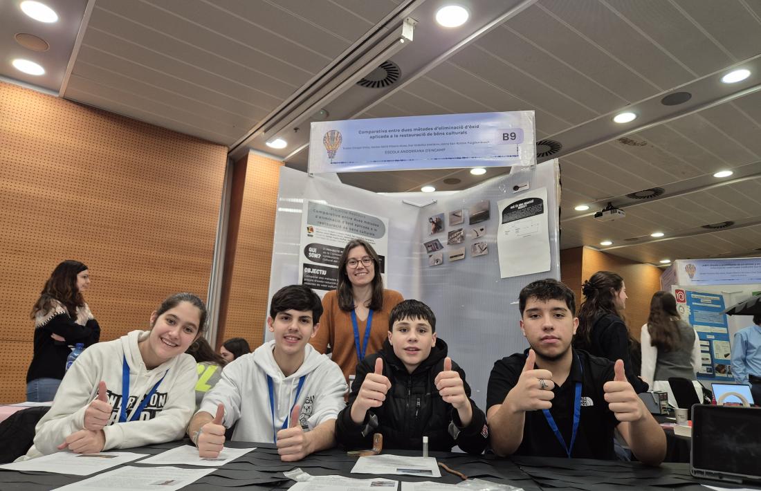 Els alumnes que van prendre part en un dels dos projectes, al campus de la Universitat Ramon Llull.