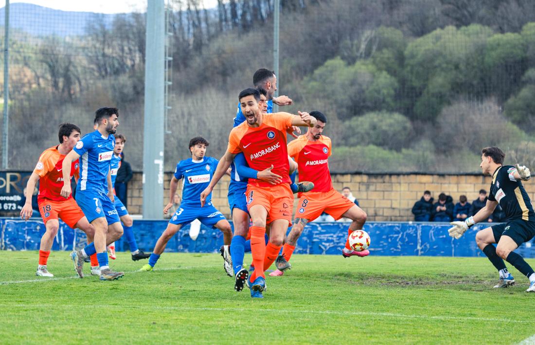 Erik Morán va empatar el partit amb aquest remat a dins de l’àrea.