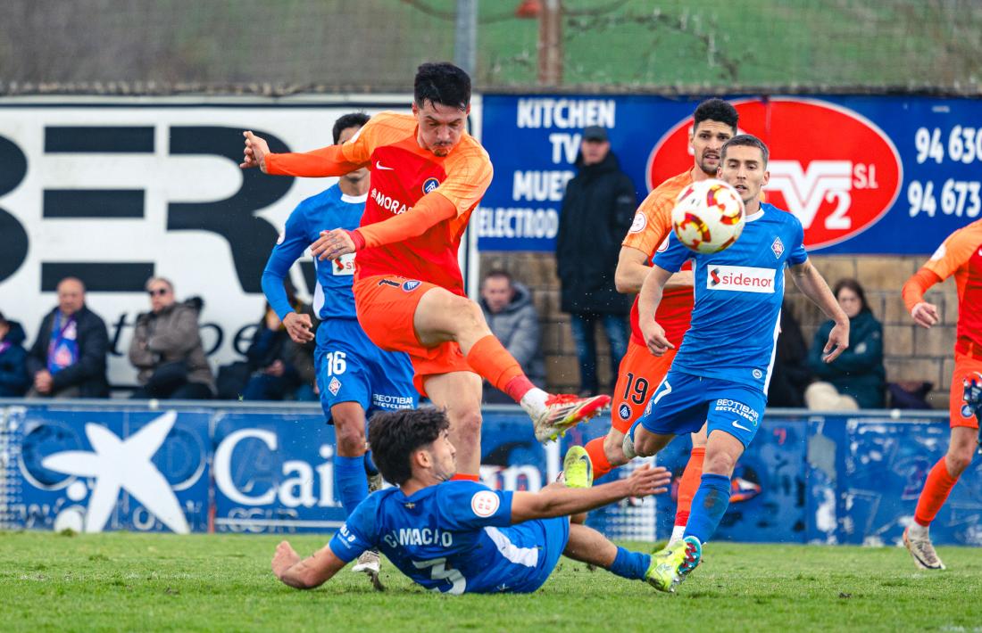 'Lauti' De León no va estar gens afortunat a Amorebieta.