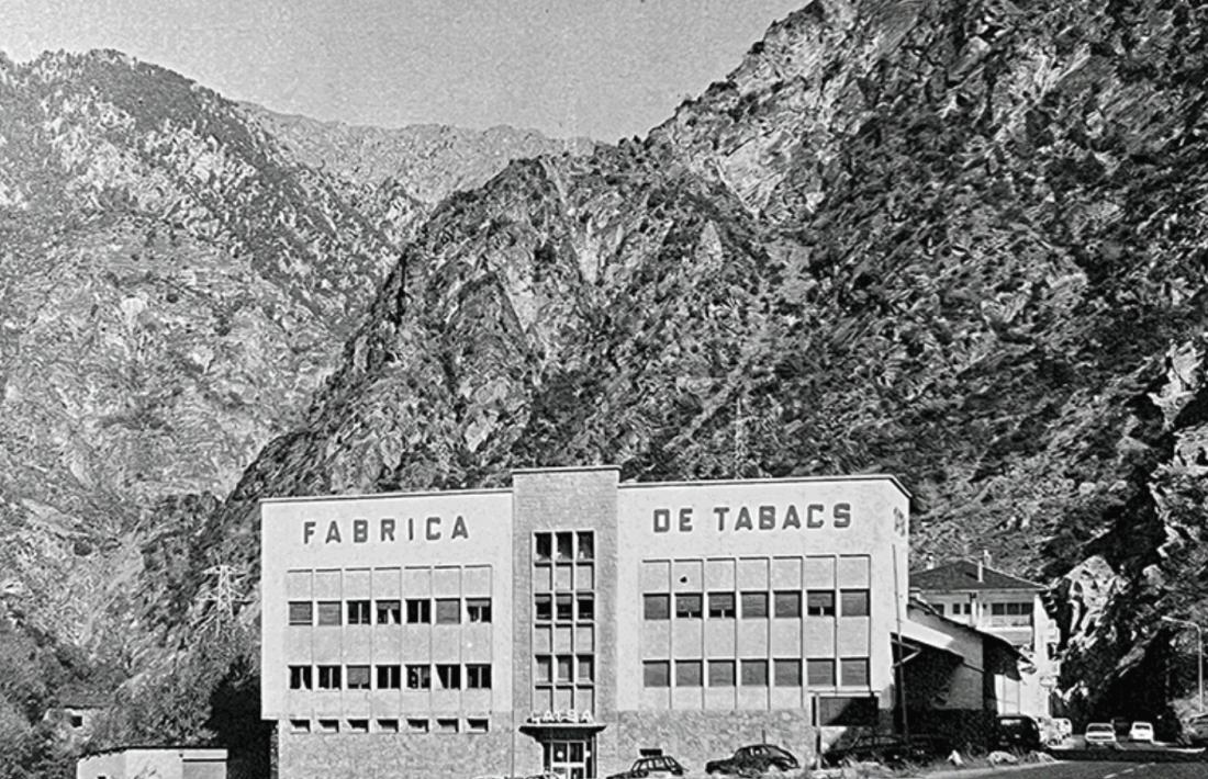 La tabaquera laurediana, el 1974: l’edifici el va projectar el 1962 l’arquitecte català Lluís Maria Pascual.