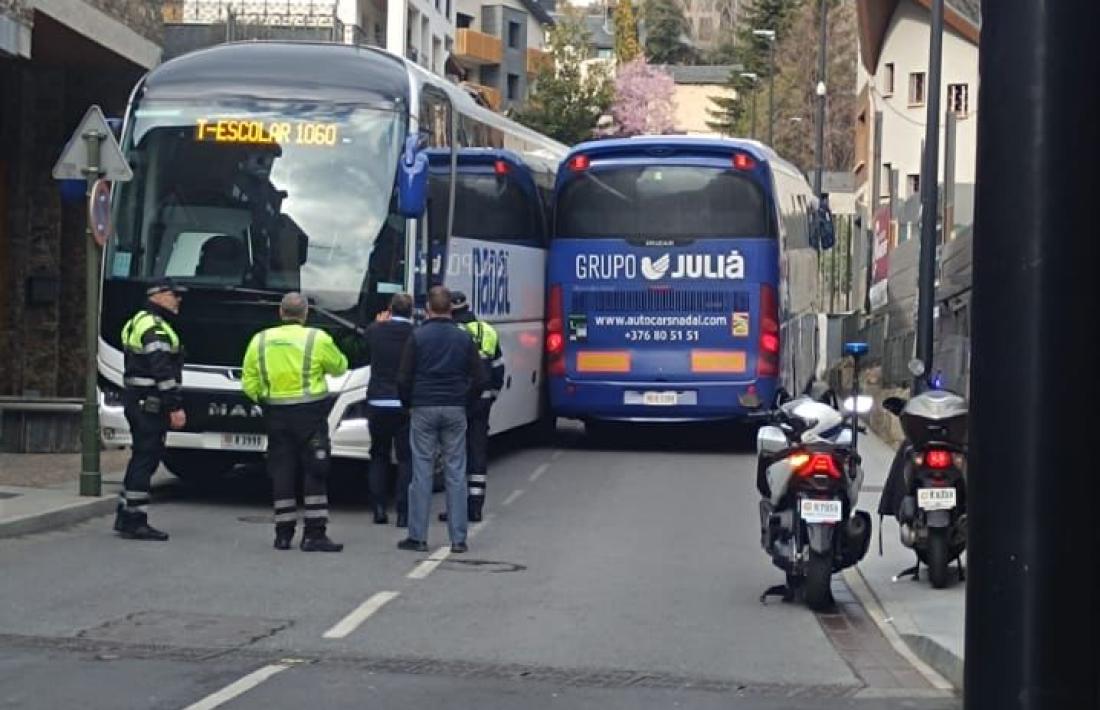 Els dos busos que han coincidit al carrer de la Creu Grossa, aquesta tarda.