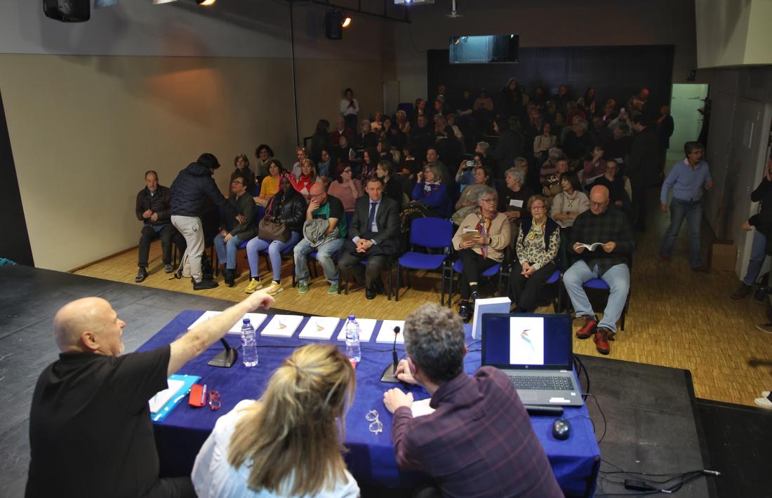 Estupenda entrada aquest vespre a la Llacuna per escoltar Perruga: se n'ha fet tips de firmar.