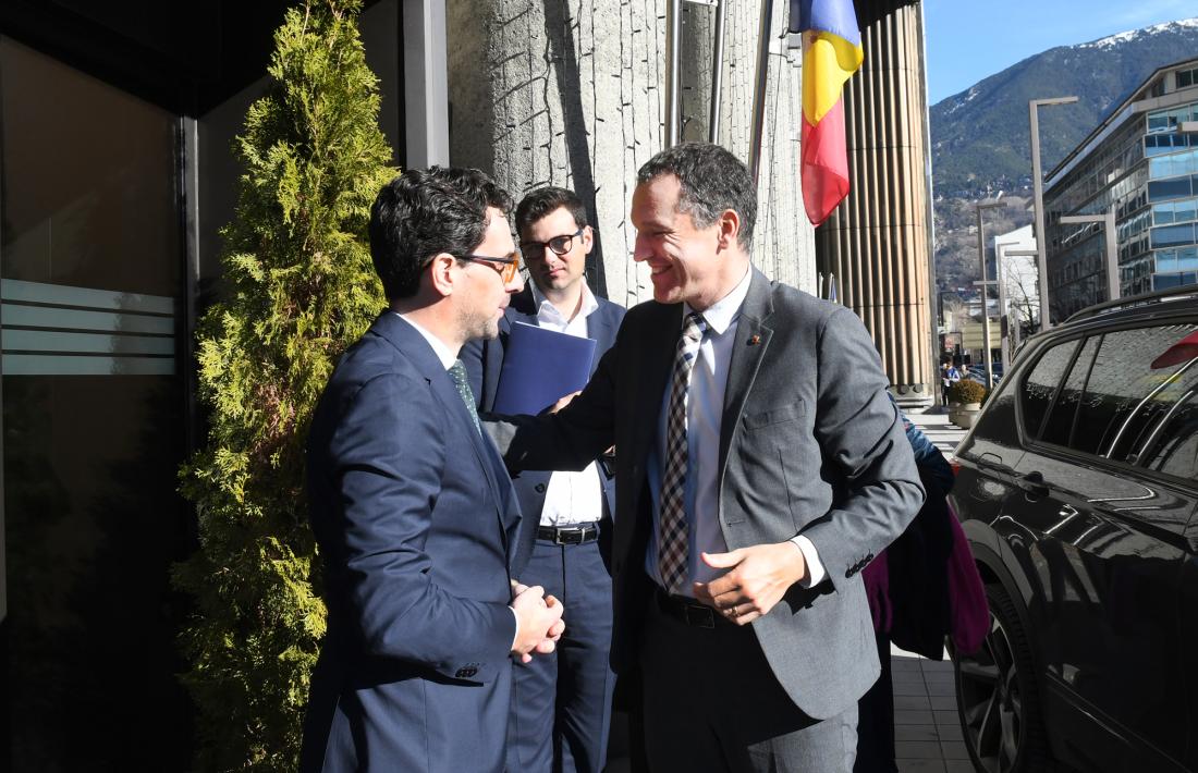 El ministre de Medi Ambient, Agricultura i Ramaderia, Guillem Casal, rep el conseller d'Agricultura, Ramaderia, Pesca i Alimentació de la Generalitat de Catalunya, Òscar Ordeig.